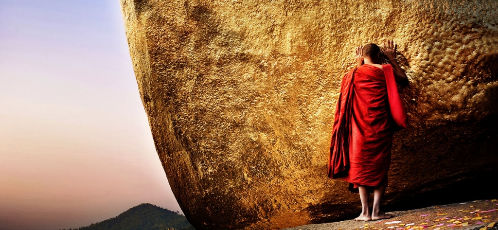 birmanie- Un moine priant sur le rocher d'or Kyaiktiyo