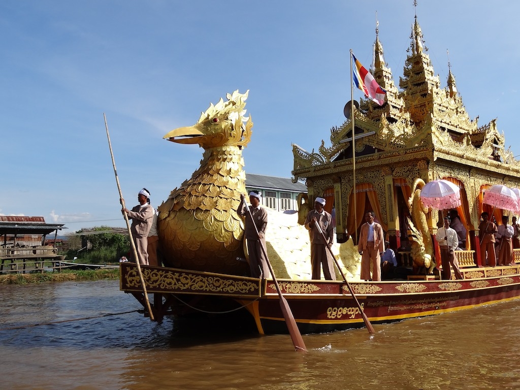 procession de la barge royale sur le lac inle