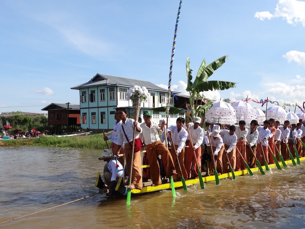 rameurs sur le lac inle