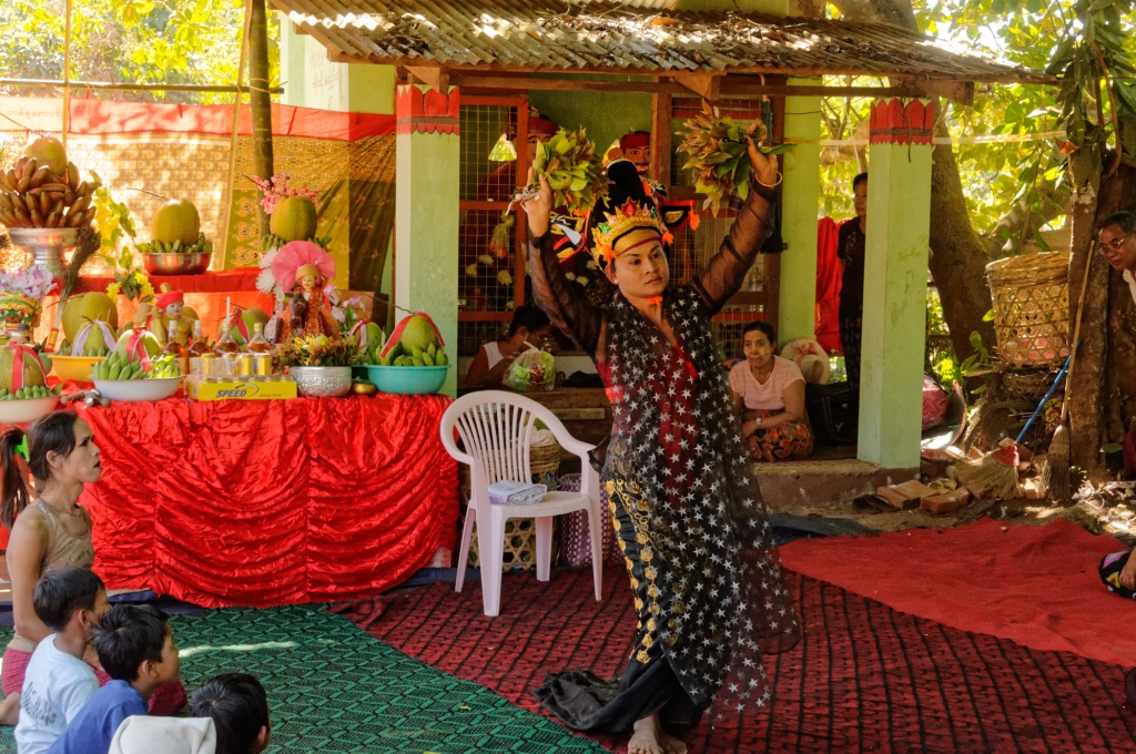 Un médium danse pour la Dame-bufflesse de Pegu lors d'un Nat pwe