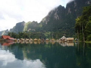 bungalows sur le lac ratchaprapa khao sok