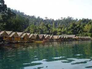 Les bungalows flottants en bambou