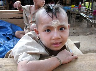 la coupe de cheveux traditionnels des enfants de Letongku
