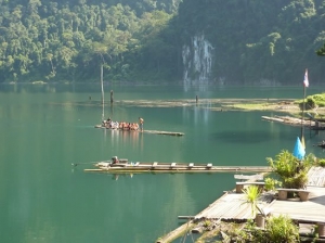 radeau en bambou khao sok grotte aux coraux