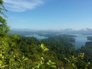 trek thailande. vue du lac ratchaprapa chiew larn parc national de khao sok. sud-thailande