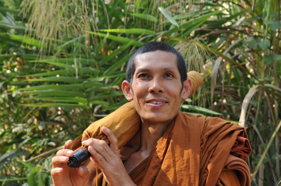 rencontre d'un bonze de la foret le long de la frontiere thai-birmane